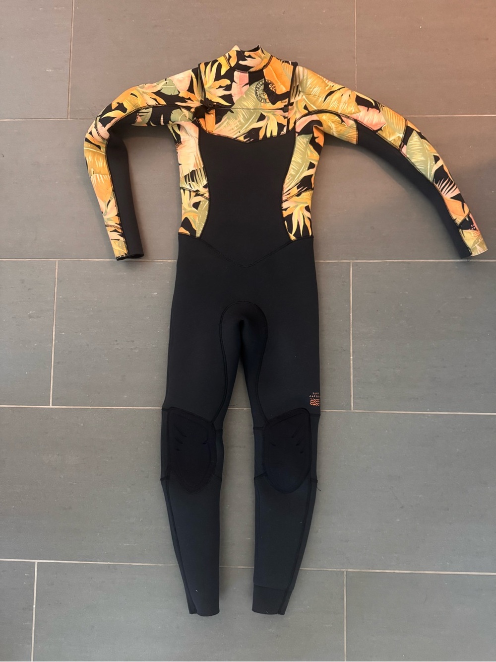 Billabong Girls 4/3 Wetsuit with Yellow Peach Tropical - excellent condition